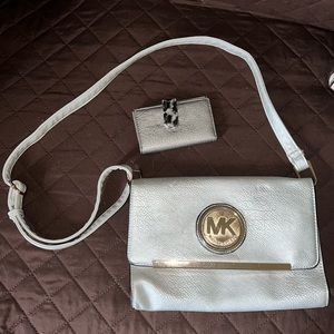 Michael Kors purse and Mundy card holder. Excellent condition.